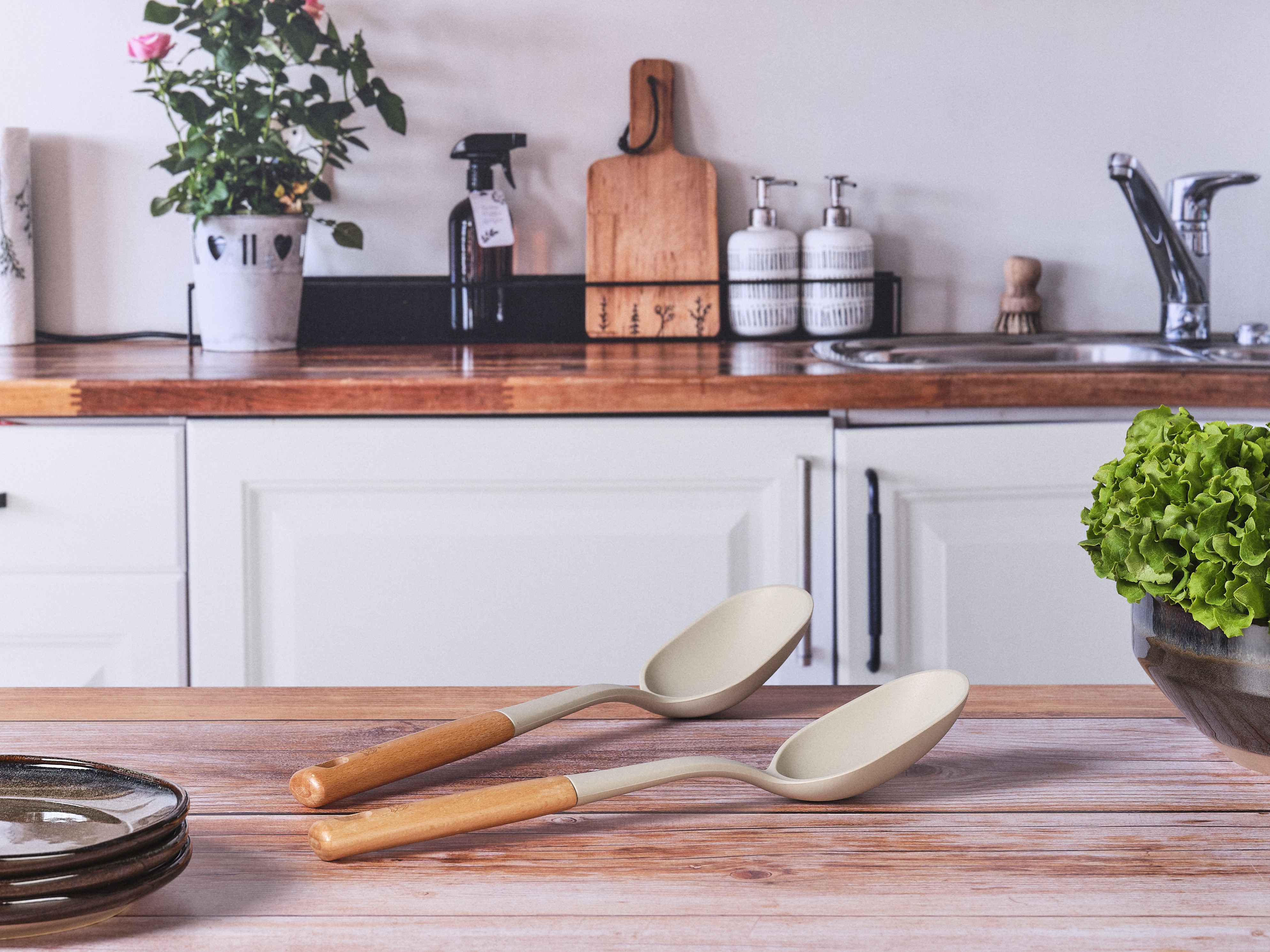 Couverts à salade en bois et silicone GUNNAR - Image 4