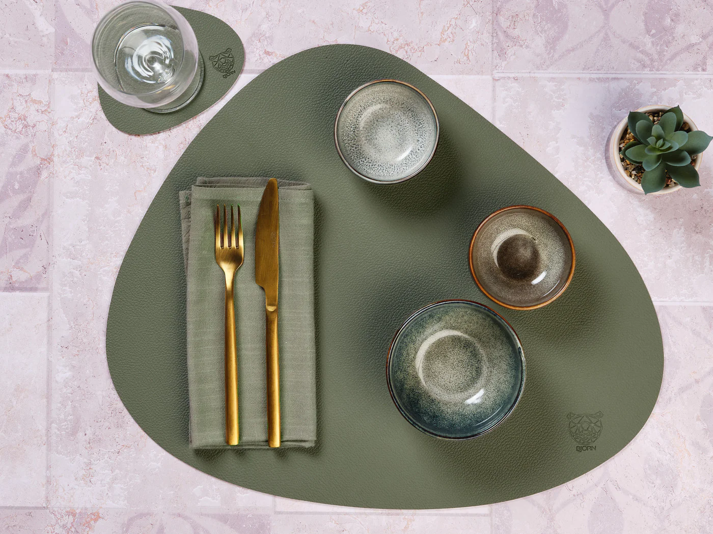 Set de table curve réversible - 6 pièces - Cuir recyclé blanc crème et vert de gris - Image 5