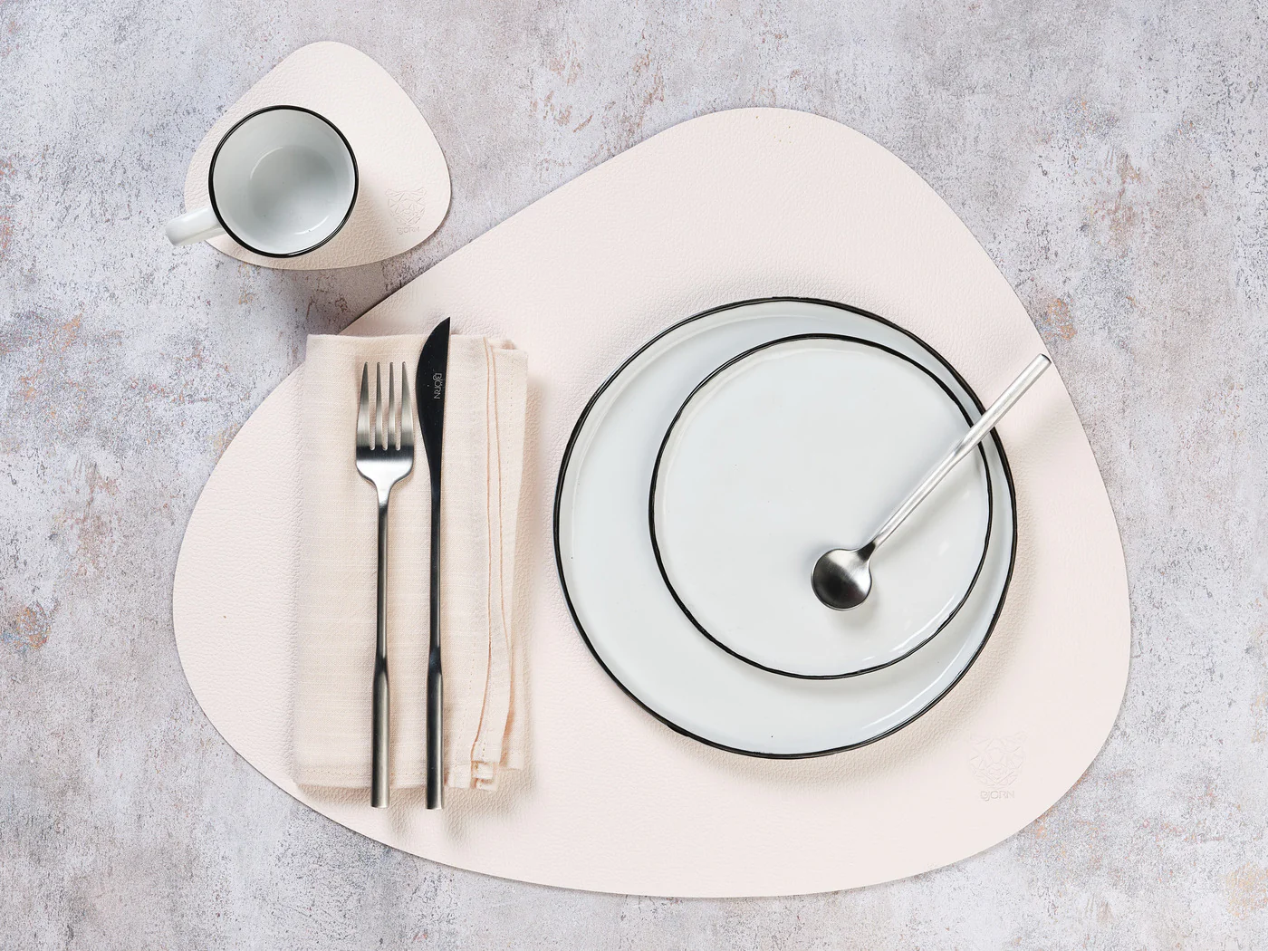 Set de table curve réversible - 6 pièces - Cuir recyclé blanc crème et vert de gris - Image 7