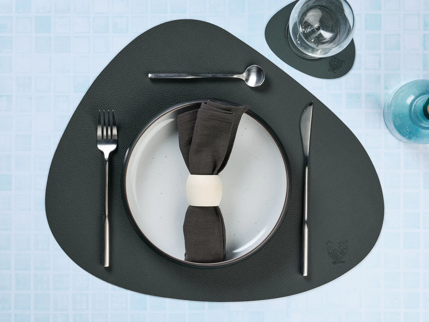 Set de table curve réversible - 6 pièces - Cuir recyclé bleu nuit et gris anthracite - Image 5