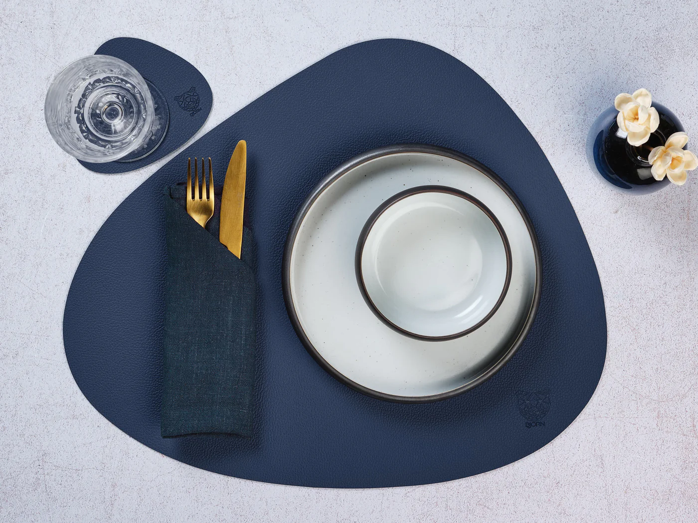 Set de table curve réversible - 6 pièces - Cuir recyclé bleu nuit et gris anthracite - Image 7