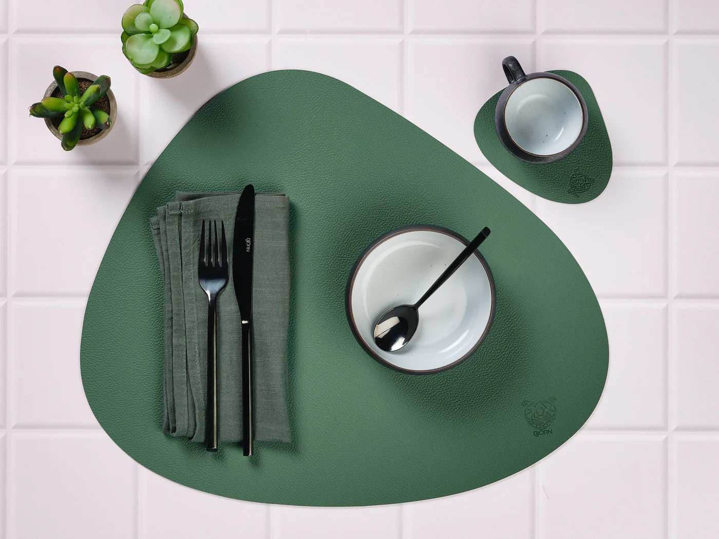 Set de table curve réversible - 6 pièces - Cuir recyclé jaune moutarde et vert sapin - Image 7